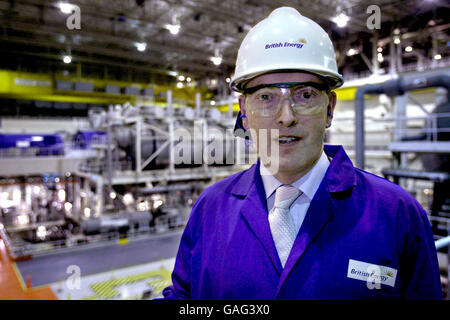 Segretario di Stato del Commercio e dell'industria John Hutton MP, nella costruzione della turbina durante un tour della centrale nucleare Sizewell B, a Sizewell, Suffolk. Foto Stock