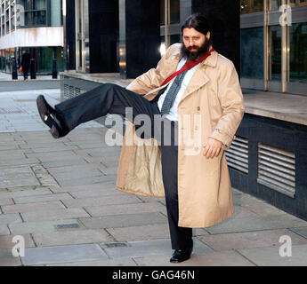 Aaron Barshak scherza quando arriva alla corte dei Magistrates della London City of Westminster. Foto Stock