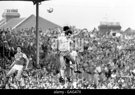 West Ham United's Alan Devonshire (c) salta con la viv Anderson di Arsenal (nascosto) per un header, guardato da David o'Leary di Arsenal (l) e Tony Cottee di West Ham United (r, nascosto) Foto Stock