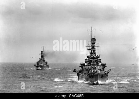 La classe "rinomata" Battle Cruisers HMS Repulse e HMS renown la cottura a vapore in azione durante le manovre. Foto Stock