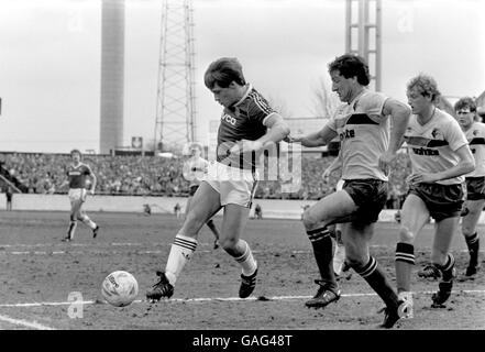 (L-R) Tony Cottee del West Ham United protegge la palla da Brian Talbot di Watford Foto Stock