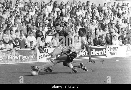 Luton Town's Mitchell Thomas (r) affronta West Ham United's Tony Cottee (l) Foto Stock