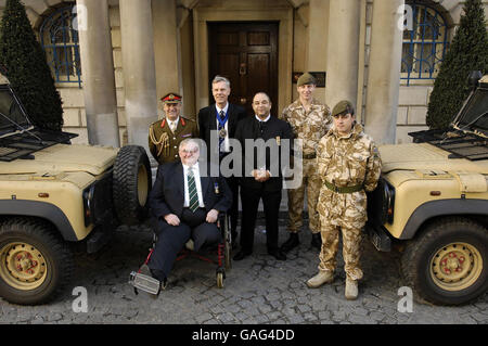 Da sinistra a destra, il tenente generale dell'Adjutente Sir Freddie Viggers KCB CMG MBE, David Loftus, il sindaco di Londra Alderman David Lewis, Jason Sylvestre e i membri della i Battaglione Welsh Guards, lanciano il "più grande pranzo di curry del mondo" dell'Army Benevent Fund a Mansion House, Londra. Foto Stock
