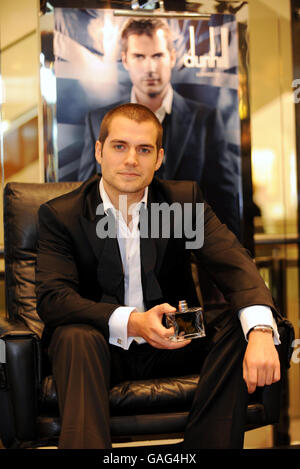 L'attore Henry Cavill si pone come il volto di Dunhill London al lancio della fragranza a Selfridges, nel centro di Londra. Foto Stock