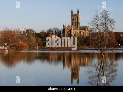 Continua inondazione nel Regno Unito. La Cattedrale di Worcester si riflette nelle acque alluvionali che coprono i campi vicino al fiume Severn. Foto Stock