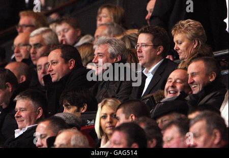 Kevin Keegan, manager della New Newcastle United, siede con il proprietario Mike Ashley e il presidente Chris Mort durante la terza partita di gioco della fa Cup al St James' Park di Newcastle. Foto Stock