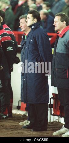 Calcio - Premier League - Nottingham Forest / Queens Park Rangers. Brian Clough dimostra il suo rispetto per l'Inghilterra recentemente defunta e il capitano del West Ham United Bobby Moore Foto Stock