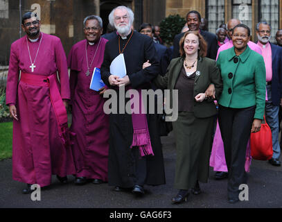 Jane Williams, seconda destra, moglie dell'arcivescovo di Canturururwy Dr. Rowan Williams, al centro, con Margaret Sentamu, moglie destra dell'arcivescovo di York, John Sentamu, con il reverendo Ian Ernest, arcivescovo dell'Oceano Indiano, a sinistra, E il Reverendissimo Sir Ellison Pogo, Arcivescovo di Melanesia dopo una conferenza stampa che ha aperto la Conferenza di Lambeth del 2008 e la Conferenza dei coniugi, cui oggi hanno partecipato Vescovi anglicani e le loro mogli di tutto il mondo, a Lambeth Palace. Foto Stock