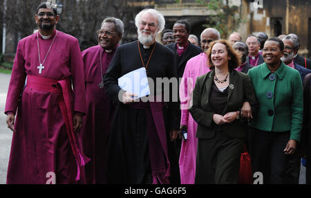 Jane Williams, seconda destra, moglie dell'arcivescovo di Canturururwy Dr. Rowan Williams, al centro, con Margaret Sentamu, moglie destra dell'arcivescovo di York, John Sentamu, con il reverendo Ian Ernest, arcivescovo dell'Oceano Indiano, a sinistra, E il Reverendissimo Sir Ellison Pogo, Arcivescovo di Melanesia dopo una conferenza stampa che ha aperto la Conferenza di Lambeth del 2008 e la Conferenza dei coniugi, cui oggi hanno partecipato Vescovi anglicani e le loro mogli di tutto il mondo, a Lambeth Palace. Foto Stock