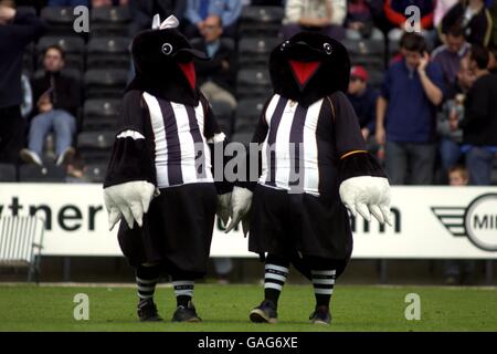 Calcio - Nationwide League Division uno - Notts County / Peterborough United. Signora e signor Magpie, mascotte della contea di Notts Foto Stock