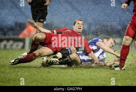 Frank Simek di Sheffield Mercoledì sfida David McNamee di Coventry durante la partita di campionato della Coca-Cola League a Hillsborough, Sheffield. Foto Stock