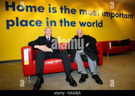 Foto standalone. Il primo ministro dell'Irlanda del Nord Ian Paisley (a destra) e il vice primo ministro Martin McGuinness all'apertura del primo negozio IKEA irlandese a Belfast. Foto Stock