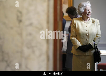 La Regina Elisabetta II della Gran Bretagna durante la sua visita alla Royal Academy of Music nel centro di Londra. Foto Stock