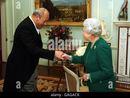 La regina Elisabetta II stringe le mani con il re George Tupou V di Tonga, durante un incontro privato a Buckingham Palace. Foto Stock