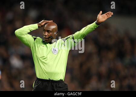 Calcio - Barclays Premier League - Manchester City v Liverpool - City of Manchester Stadium. Uriah Rennie, Referente Foto Stock