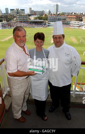 L'ex capitano dell'Inghilterra Mike Gatting (L) presenta il tè Npower Kay Smart (C), vincitrice del concorso lady, con i suoi voucher Foto Stock