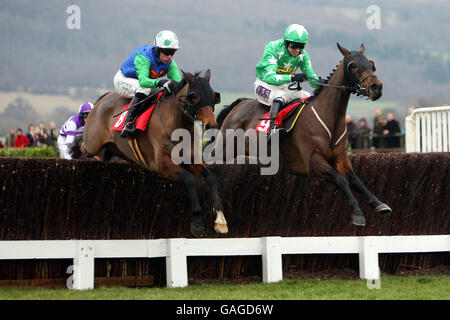 Vodka Bleu guidato da Timmy Murphy (a sinistra) salta l'ultimo con Patman du Charmill guidato da P.J.Brennan per andare avanti e vincere il TurfTV New Year Steeple Chase all'ippodromo di Cheltenham. Foto Stock