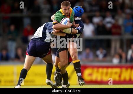 Rugby Union - Zurich Premiership - Bristol Shoguns contro Northampton Saints. Il ben Cohen di Northampton è affrontato da Michael Lipton e Phil Christophers di Bristol Foto Stock