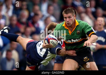 Il ben Cohen di Northampton è affrontato da Phil Christophers di Bristol Foto Stock