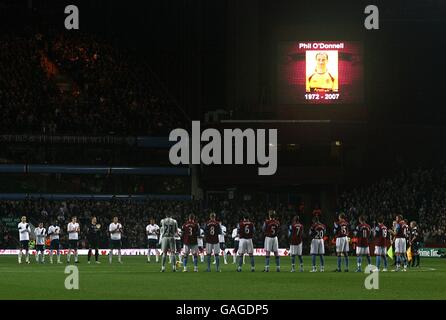 I giocatori di Aston Villa e Tottenham Hotspur osservano un minuto di applausi Per Phil o'Donnell Foto Stock