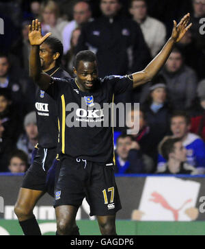 Calcio - Barclays Premier League - Reading v Portsmouth - Madejski Stadium. John Utaka di Portsmouth celebra il suo obiettivo durante la partita della Barclays Premier League al Madejski Stadium di Reading. Foto Stock