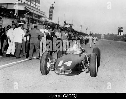 Graham Hill entra ai box dopo aver vinto l'italiano Gran Premio nella sua BRM Foto Stock
