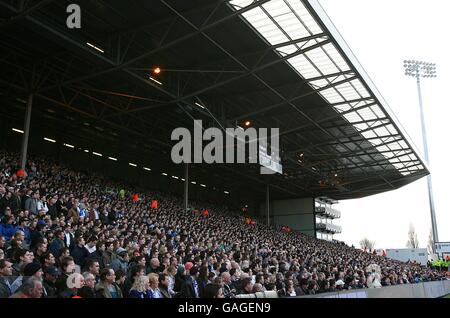 Bristol Rover tifosi in stand a Craven Cottage dopo Il loro team prende il comando nel loro terzo round fa Cravatta con Fulham Foto Stock