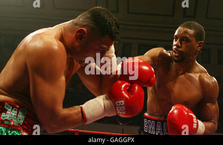 Anthony Small (Depford) conquista un diritto nella sua vittoria su Takaloo (Margate) durante la gara di titoli di peso medio-leggero dell'area meridionale vacante a York Hall, Bethnall Green, Londra. Foto Stock