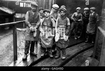Lavoratori di lamiera, Swansea, 1912. Lavoratori di lastre di stagno a Swansea, Galles.