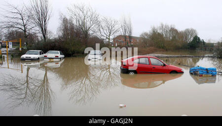 Continue inondazioni nel Regno Unito. Le auto si trovano in acque alluvionali a Tewkesbury, Gloucester. Foto Stock