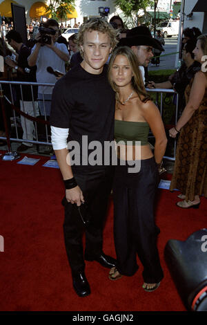 ***FILE***Heath Ledger e Rhona Mitra alla prima di 'Detroit Rock City' a Los Angeles il 10/08/1999.l'attore australiano di 28 anni è stato trovato morto nel suo appartamento a New York ieri. Foto Stock