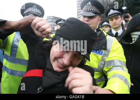 I poliziotti arrestano una donna mentre migliaia di poliziotti fuori servizio provenienti da tutto il Regno Unito prendono parte a una protesta a Londra per il fallimento del segretario all'interno Jacqui Smith nel concedere un aumento del 2.5% delle retribuzioni. Foto Stock