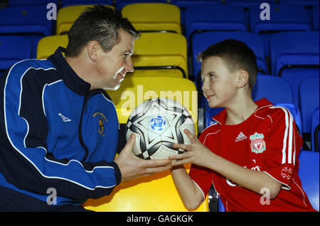 Il fan di Liverpool Jake Gale si piazza fino a suo padre Shaun, manager del Havant e Waterlooville FC a Westleigh Park, Havant. Foto Stock