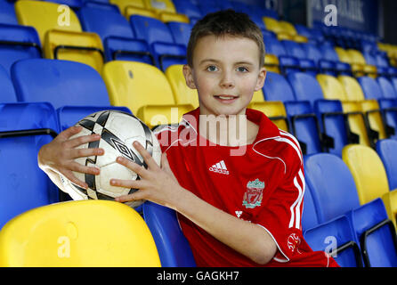 Il fan di Liverpool Jake Gale, figlio di Havant e del manager di Waterlooville Shaun Gale, a Westleigh Park, Havant. Foto Stock