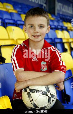 Il fan di Liverpool Jake Gale, figlio di Havant e del manager di Waterlooville Shaun Gale, a Westleigh Park, Havant. Foto Stock