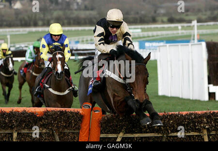 Corse di cavalli - Festival Trials Day - Cheltenham Racecourse. Richard Johnson porta Inglis Drever oltre l'ultimo per vincere il Byrne Group Cleeve Hurdle al Cheltenham Racecourse, Prestbury Park, Cheltenham. Foto Stock