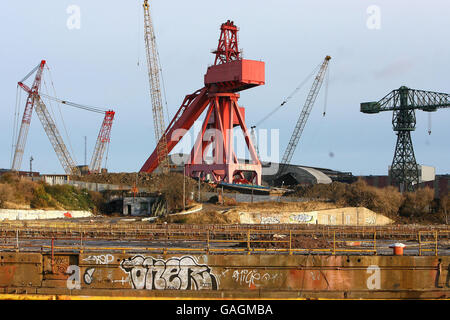 Le famose gru di Swan Hunter giacciono a metà smantellate presso il cantiere dormiente, un tempo famoso per aver impiegato 1000 lavoratori sul fiume Tyne. Foto Stock