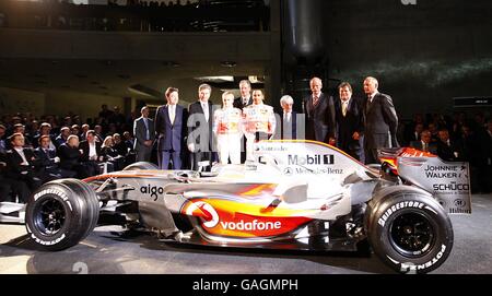 Vodafone McLaren pilota Mercedes Lewis Hamilton (a destra dal centro) e compagno di squadra Heikki Kovalainen (a sinistra dal centro) con il loro team di gestione durante il lancio della Vodafone McLaren Mercedes MP4-23 al Mercedes-Benz Museum di Stoccarda. Foto Stock