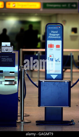 Un nuovo cartello che mostra la franchigia bagaglio passeggeri nell'area di check-in Premium di British Airways al Terminal 1 dell'aeroporto di Heathrow, Londra, Foto Stock