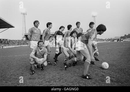 Wales Team Group, (riga posteriore): Robbie James, Jeff Hopkins, Neville Southall, Ian Rush, Joey Jones, Mark Hughes. (Prima fila): Gordon Davies, Kevin Ratcliffe, Mickey Thomas, David Phillips, Alan Davies. Foto Stock