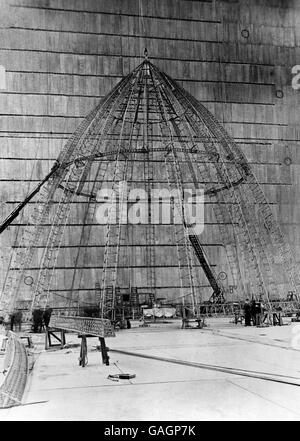 Il naso della R101 in costruzione alla Royal Airship Works di Cardington nel Bedfordshire. La nave aerea R101 era una nave aerea britannica che si schiantò il 5 ottobre 1930, in Francia, durante il suo primo viaggio d'oltremare, uccidendo 48 persone. Tra gli incidenti aerei degli anni '30, la perdita di vita ha superato il disastro di Hindenburg del 1937, ed è stato secondo solo a quello della USS Akron crash del 1933. La scomparsa dell'R101 ha effettivamente posto fine all'occupazione britannica di navi aeree rigide. Foto Stock