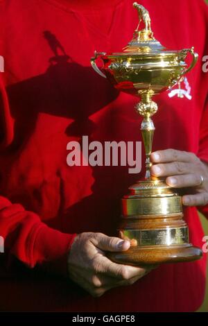 Golf - la 34° Ryder Cup Matches - il Belfry. Il capitano degli Stati Uniti Curtis Strange tiene la Ryder Cup Foto Stock