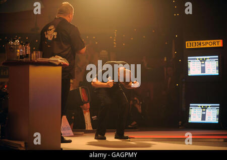 Mark Webster celebra la sua vittoria finale di quarto su Darryl Fitton durante il BDO World Darts Championship, Frimley Green, Surrey. Foto Stock