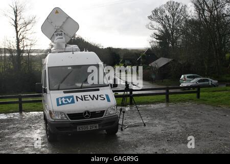 An itv News SIS link van at Abbotsbury Swannery at Abbotsbury near Weymouth in Dorset. Tre uccelli della riserva hanno dato risultati positivi per il ceppo H5N1 di influenza aviaria. Foto Stock