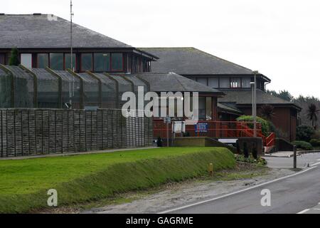 Vista generale di HM Prison Ford in Arundel. Ford è una prigione aperta nella campagna del Sussex occidentale, dove recinzioni a lap di larice sostituisce le alte pareti e filo di pollo prende il posto di filo di rasoio. I criminali sono autorizzati a lavorare durante il giorno, ma devono tornare all'istituzione di notte. Alcuni sono ammessi a casa durante i fine settimana. Data immagine: Giovedì 10 gennaio 2008. Il credito immagine dovrebbe essere: Chris Ion/PA Wire. Foto Stock