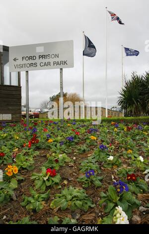 Vista generale di HM Prison Ford in Arundel. Ford è una prigione aperta nella campagna del Sussex occidentale, dove recinzioni a lap di larice sostituisce le alte pareti e filo di pollo prende il posto di filo di rasoio. I criminali sono autorizzati a lavorare durante il giorno, ma devono tornare all'istituzione di notte. Alcuni sono ammessi a casa durante i fine settimana. Data immagine: Giovedì 10 gennaio 2008. Il credito immagine dovrebbe essere: Chris Ion/PA Wire. Foto Stock