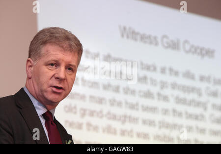 Clarence Mitchell, portavoce della famiglia McCann, parla a una conferenza stampa presso l'Hyatt Regency Churchill Hotel nel centro di Londra, dove un artista che fa il rendering di un uomo visto nella zona di Praia da Luz del Portogallo intorno al momento in cui Madeline McCann è stato rapito è stato mostrato ai media. Foto Stock