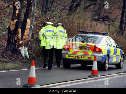 La polizia indaga sull'area in cui un motore antincendio si è schiantato uccidendo un pompiere e ferendo un secondo su una strada vicino a Tillicoultry, Clackmannanshire, Scozia. Foto Stock