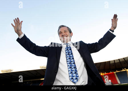 Calcio - Scotland Press Conference - Hamden Park. George Burley, nuovo direttore della Scozia, durante una conferenza stampa all'Hamden Park di Glasgow. Foto Stock