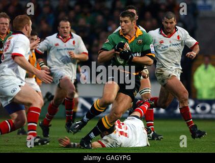 Il ben Cohen dei Northampton Saints è affrontato da Jonathan Bell di Ulster E Bryn Cunningham Foto Stock